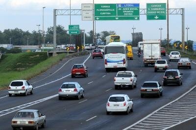 Mais de 100 mil ve&iacute;culos devem deixar Porto Alegre no feriado Natal