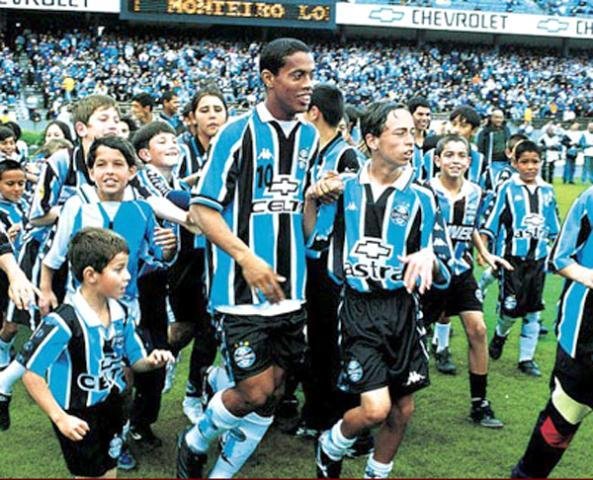 H&aacute; dez anos, Ronaldinho recusava proposta milion&aacute;ria do Gr&ecirc;mio