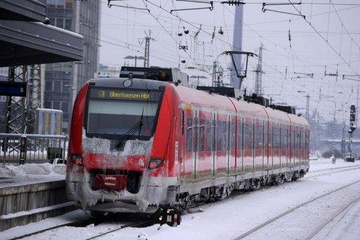 Neve e gelo bloqueiam estradas e trens na Alemanha