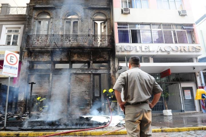 Inc&ecirc;ndio deixou em condi&ccedil;&otilde;es prec&aacute;rias pr&eacute;dio antigo