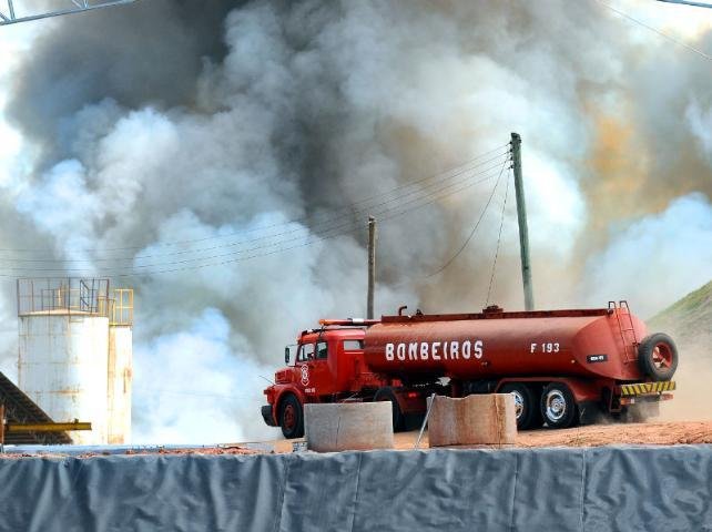 Inc&ecirc;ndio em usina de Est&acirc;ncia Velha dura cerca de 12 horas