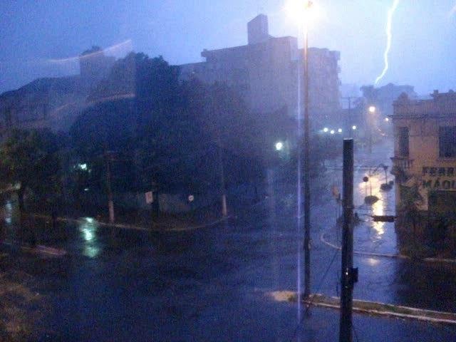 Raios tamb&eacute;m foram registrados na Capital durante a madrugada 
