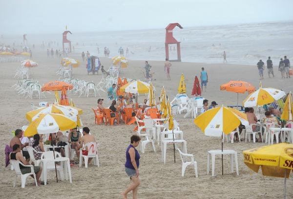 Banhistas aproveitam as praias do Litoral Norte, mesmo com tempo nublado 