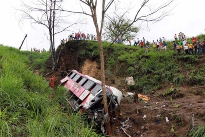 Sobe para 41 o n&uacute;mero de mortos ap&oacute;s queda de &ocirc;nibus em abismo no Equador