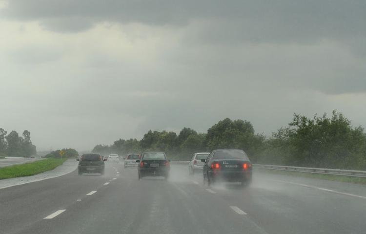 Chuva da tarde chegou a ser forte em alguns pontos da rodovia