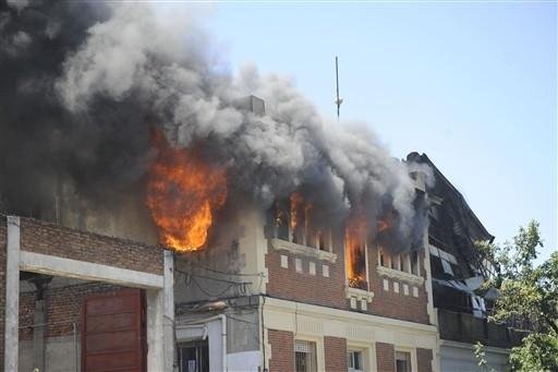 Inc&ecirc;ndio atinge f&aacute;brica e terminal de &ocirc;nibus no Uruguai