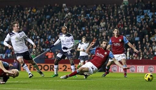 Van der Vaart faz dois e garante vit&oacute;ria do Tottenham