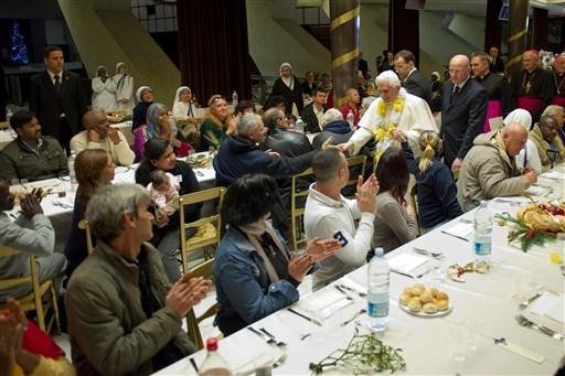 Papa almo&ccedil;a com 250 pessoas desfavorecidas no Vaticano