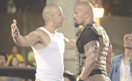 Vin Diesel (&agrave; esquerda) e Dwayne Johnson est&atilde;o no quinto Velozes e Furiosos