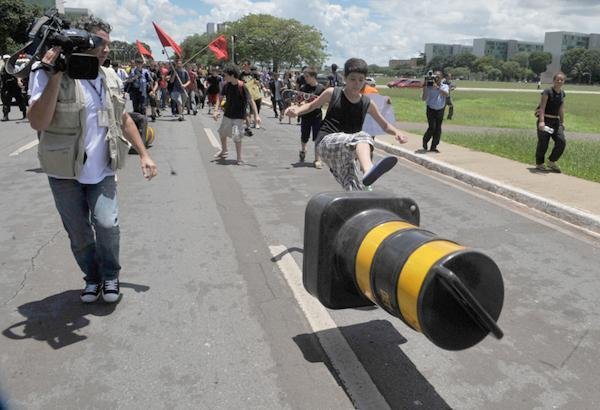 Jovens protestam na rampa do Planalto contra reajuste