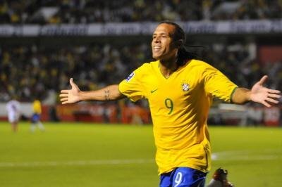 Lu&iacute;s Fabiano diz que vai respeitar contrato com Sevilla