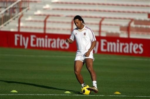Diretor do Milan diz que Ronaldinho n&atilde;o ser&aacute; liberado para o Gr&ecirc;mio