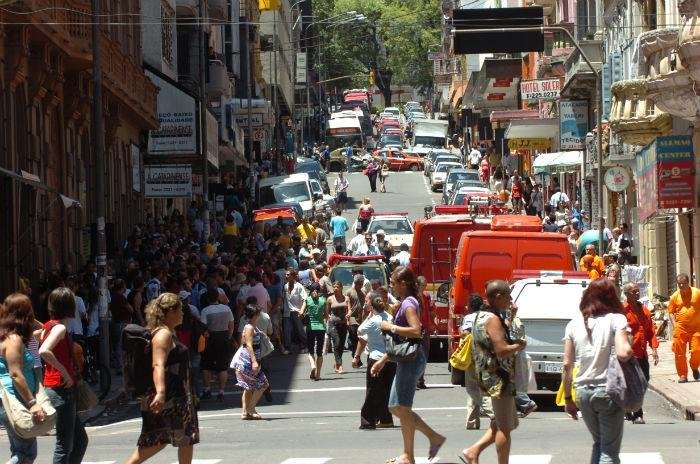 A rua ficou bloqueada entre a Alberto Bins e Volunt&aacute;rios da P&aacute;tria, segundo a Empresa P&uacute;blica de Transporte e Circula&ccedil;&atilde;o 