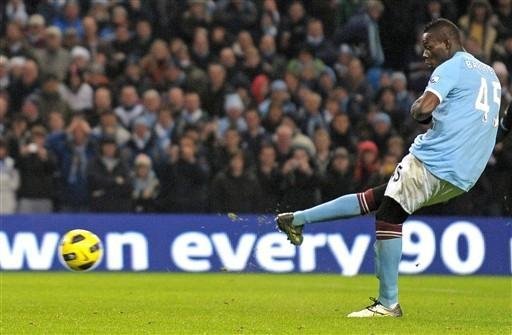 Balotelli faz tr&ecirc;s e Manchester City vence no Ingl&ecirc;s