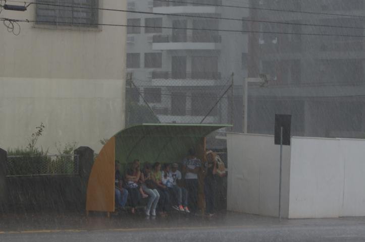 Chuva causa destelhamentos em Erechim