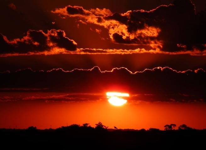 Tempo seco com dias ensolarados, baixa umidade e forte calor, aumenta o risco de inc&ecirc;ndios no Oeste do RS