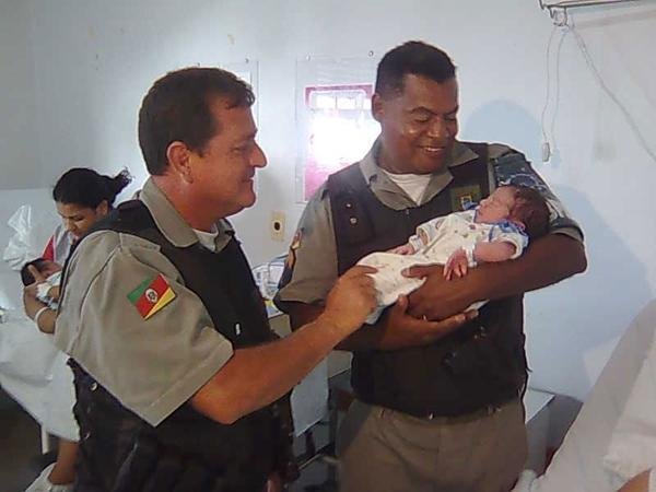 Policiais ajudaram no parto e levaram m&atilde;e e filho para o hospital 