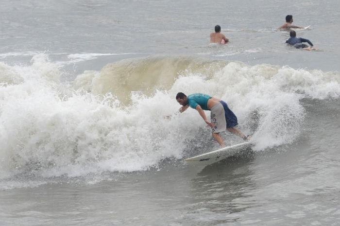 O forte vento nordeste trouxe os surfistas para a praia