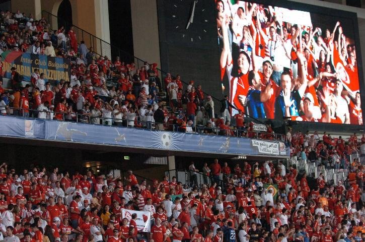 O time ficou fora da final, mas a torcida fez uma grande festa. Enquanto Inter de Mil&atilde;o e Mazembe se enfrentavam, o som do est&aacute;dio era o dos cantos colorados