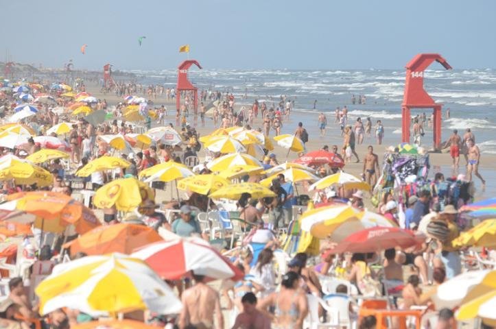 Tarde de sol lota praias no Litoral Norte