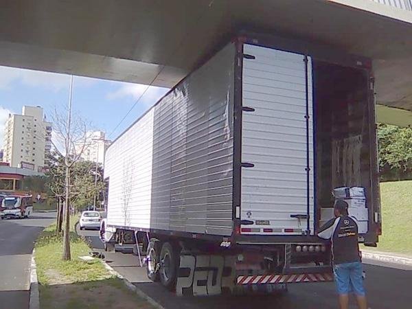 Caminh&atilde;o fica preso em passarela do Parc&atilde;o 