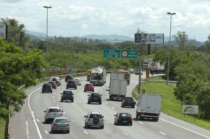 Mais de 100 mil ve&iacute;culos devem passar pela freeway rumo ao litoral no feriado de Ano Novo
