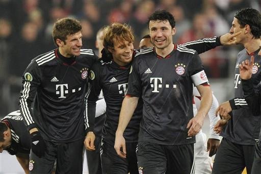Empres&aacute;rio nega que Van Bommel (com a bra&ccedil;adeira) deixar&aacute; o Bayern