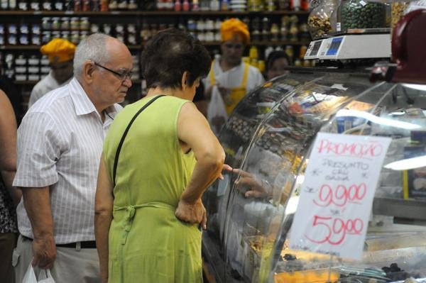 &Eacute; grande o movimento nos mercados para a compra da ceia de Ano Novo