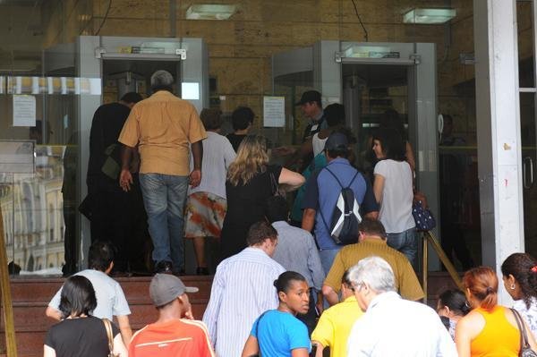 Bancos registram movimento intenso no &uacute;ltimo dia de funcionamento do ano