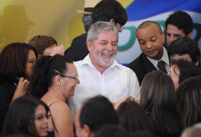 Lula inaugura tr&ecirc;s obras via sat&eacute;lite