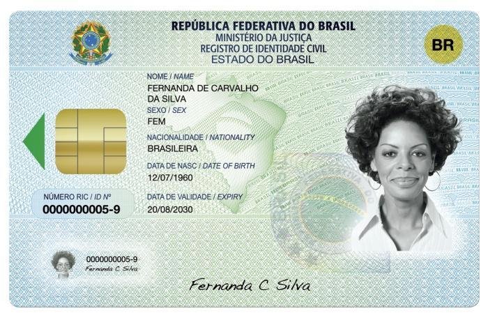 Brasileiro ganha documento de identidade com chip