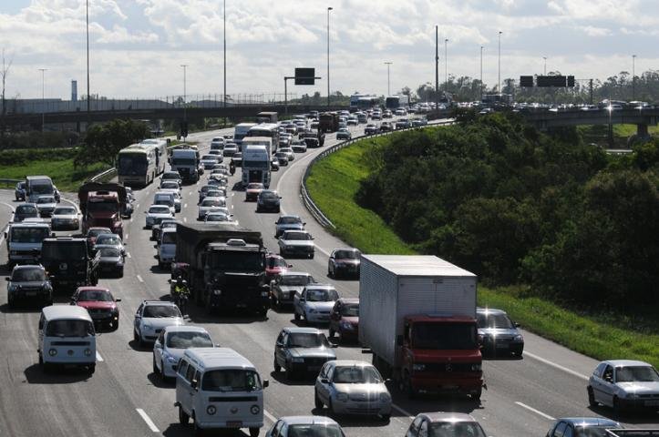 	Fluxo de carros &eacute; intenso na sa&iacute;da de Porto Alegre e no litoral