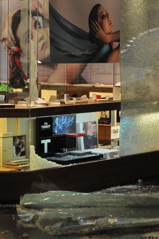 Segundo a Brigada Militar, eles estava com pistolas, quebraram a vidra&ccedil;a da vitrine e do balc&atilde;o e roubaram diversas j&oacute;ias