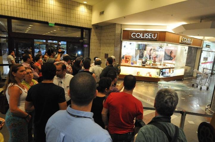 Instituto de Criminal&iacute;stica faz per&iacute;cia em joalheria assaltada em shopping