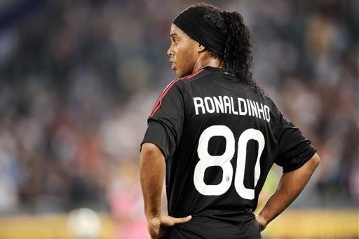 Jornal diz que Ronaldinho j&aacute; embarcou para o Brasil