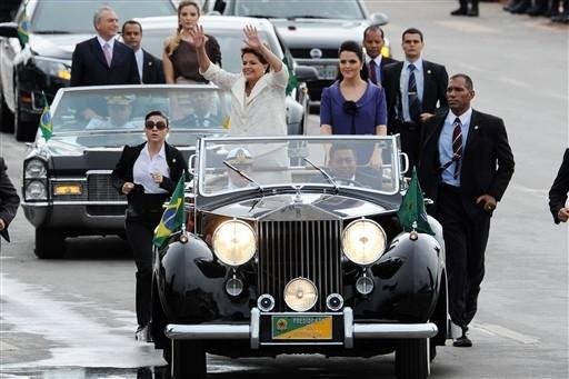 J&aacute; como presidente, Dilma Rousseff desfila em carro aberto com sua filha Paula 