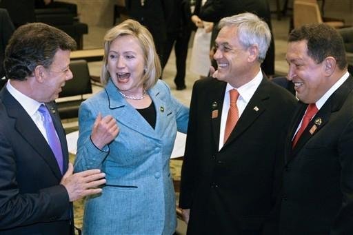 Na cerim&ocirc;nia, ele cumprimentou a secret&aacute;ria de Estado norte-americana, Hillary Clinton