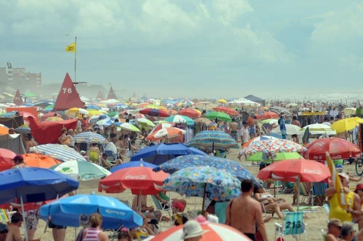 	No &uacute;ltimo dia do feriado, praias ficam lotadas no Litoral Norte