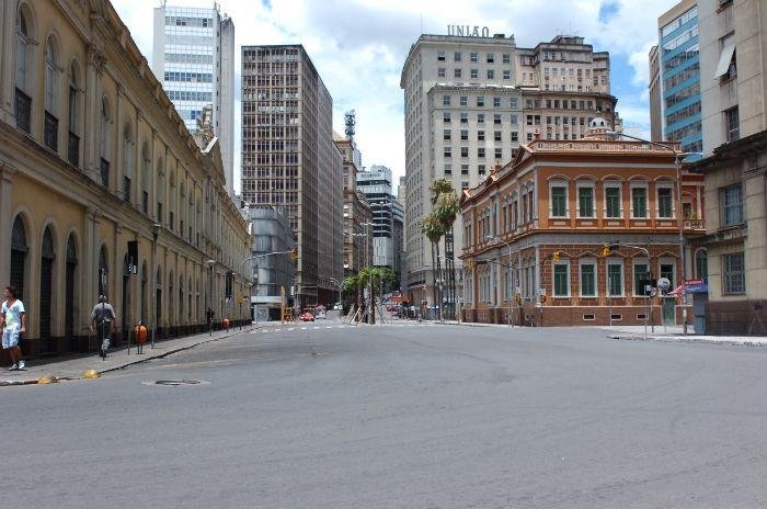 Ruas vazias no entorno do Mercado P&uacute;blico contrastam com filas de ve&iacute;culos nas rodovias