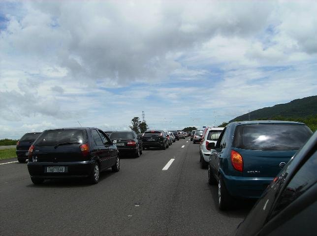 Acesso da estrada do Mar &agrave; freeway tem lentid&atilde;o no in&iacute;cio da noite