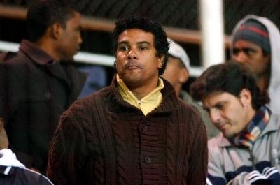 Irm&atilde;o e empres&aacute;rio de Ronaldinho, Assis vira alvo de piadas no Twitter
