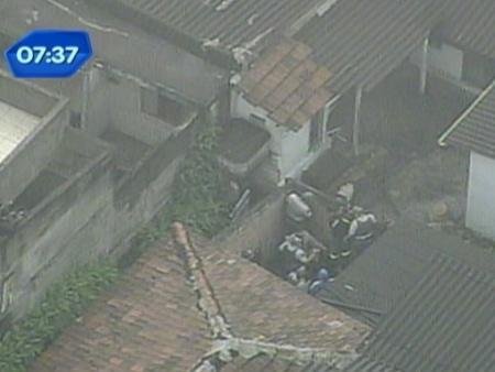 Homem armado faz filha ref&eacute;m dentro de casa