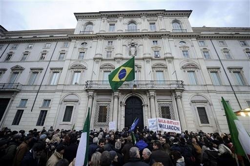H&aacute; informa&ccedil;&otilde;es de que o governo italiano estuda recorrer da decis&atilde;o no Tribunal de Haia e at&eacute; retaliar o Brasil na Uni&atilde;o Europeia