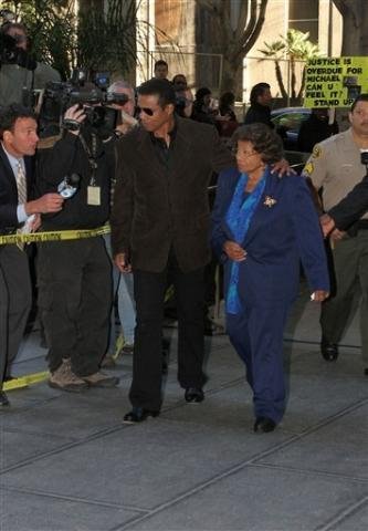 Fam&iacute;lia Jackson vai a tribunal ouvir acusa&ccedil;&atilde;o contra m&eacute;dico