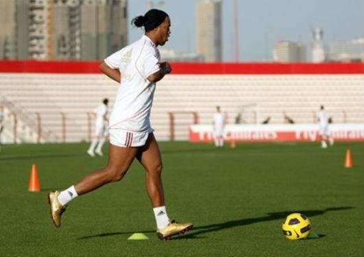 Reuni&atilde;o define &uacute;ltimos detalhes para tentativa de contrata&ccedil;&atilde;o de Ronaldinho