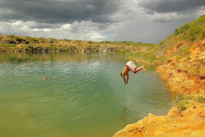 Calor eleva consumo de &aacute;gua mineral em Bag&eacute;. Longe do Centro, muitos procuraram locais para se banhar