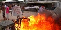 Famílias do Pontal da Barra protestam com fogo em Pelotas