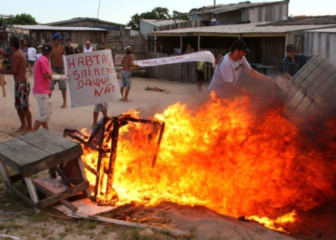 Fam&iacute;lias do Pontal da Barra protestam com fogo em Pelotas