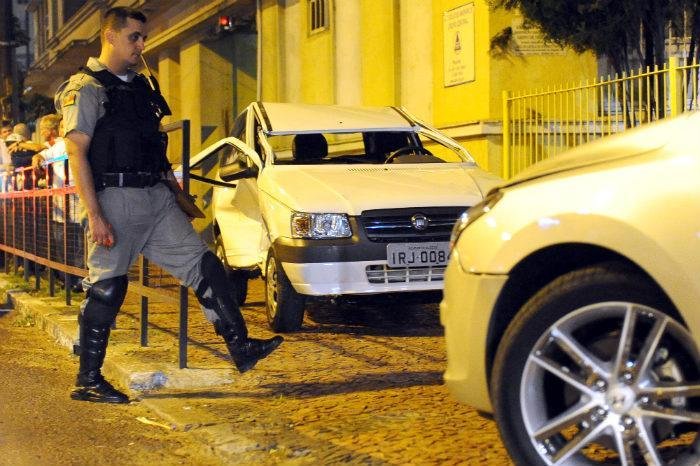 Carro capota na avenida Osvaldo Aranha, em Porto Alegre