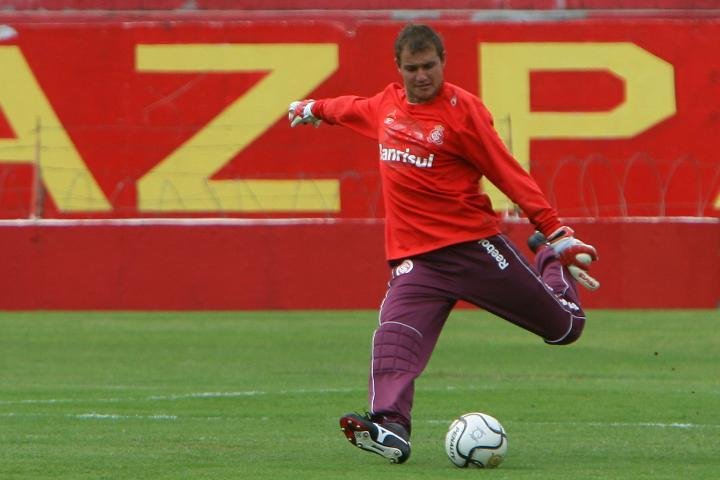 Na disputa entre goleiros, Agenor sai na frente de Muriel em 2011